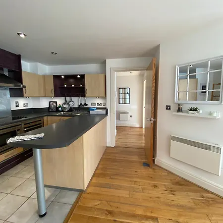 2 Bedroom Flat In Riverside West Лондон Экстерьер фото