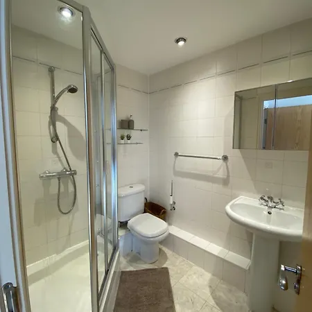 2 Bedroom Flat In Riverside West Лондон Экстерьер фото