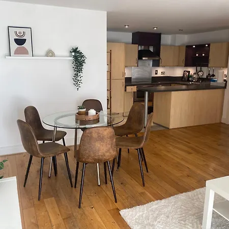 2 Bedroom Flat In Riverside West Лондон Экстерьер фото