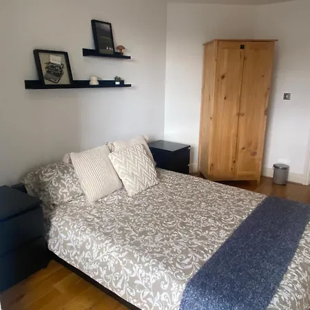 2 Bedroom Flat In Riverside West Лондон Экстерьер фото