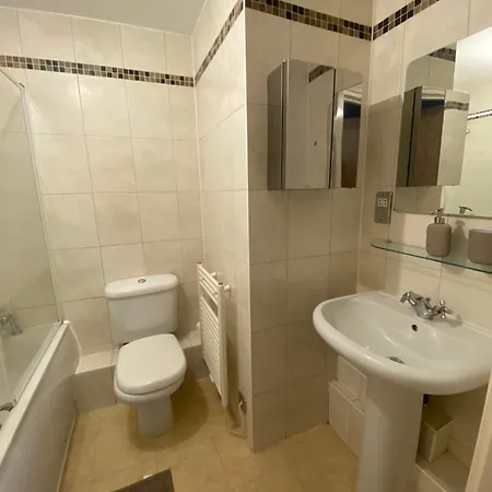 2 Bedroom Flat In Riverside West Лондон Экстерьер фото