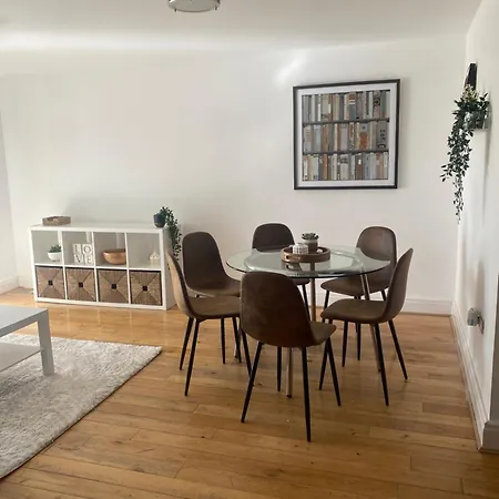 2 Bedroom Flat In Riverside West Лондон Экстерьер фото