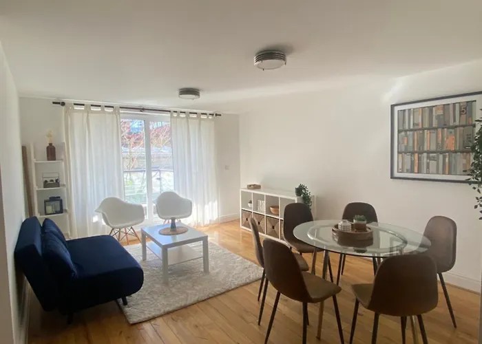 2 Bedroom Flat In Riverside West