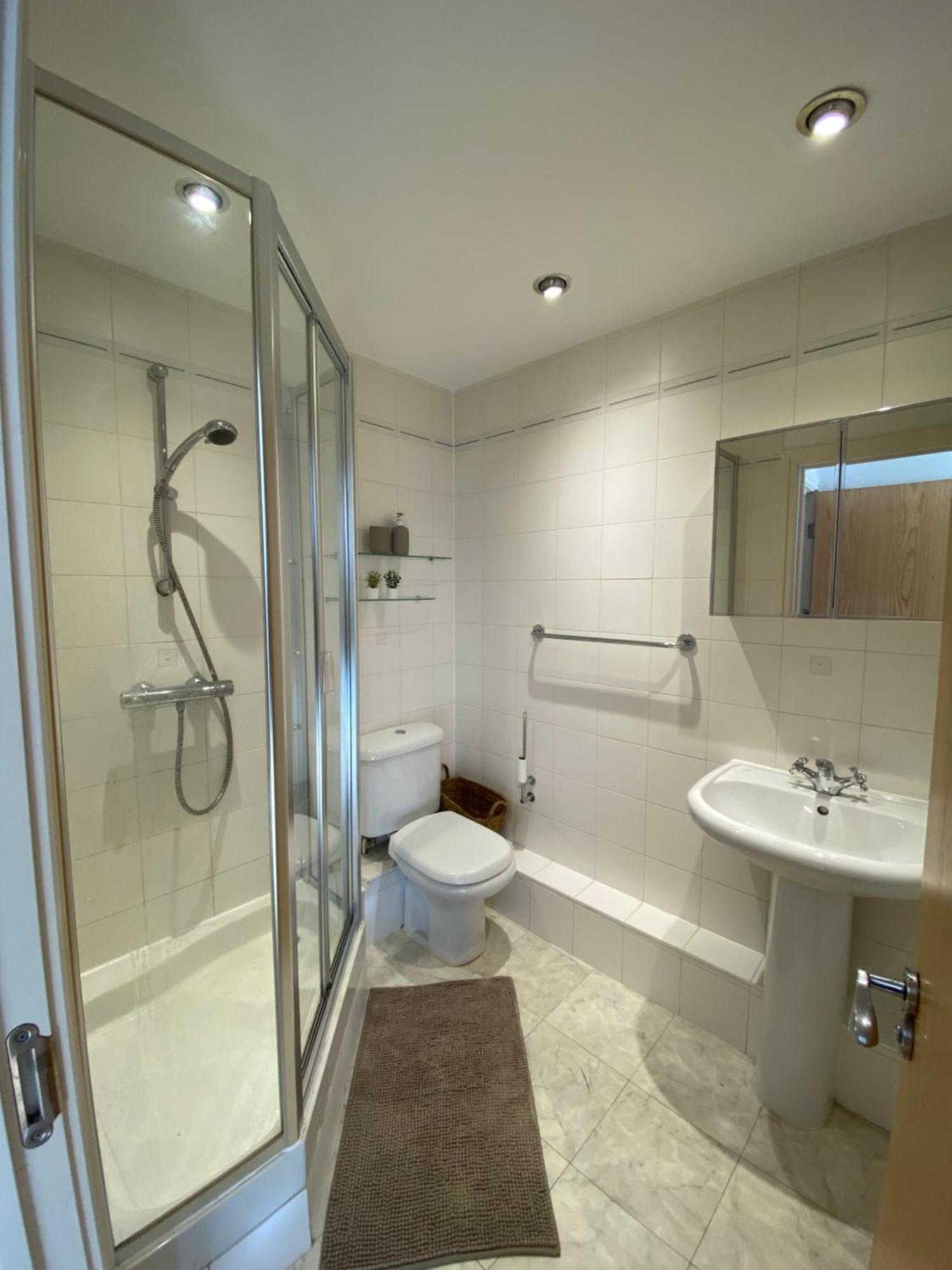 2 Bedroom Flat In Riverside West Апартаменты *