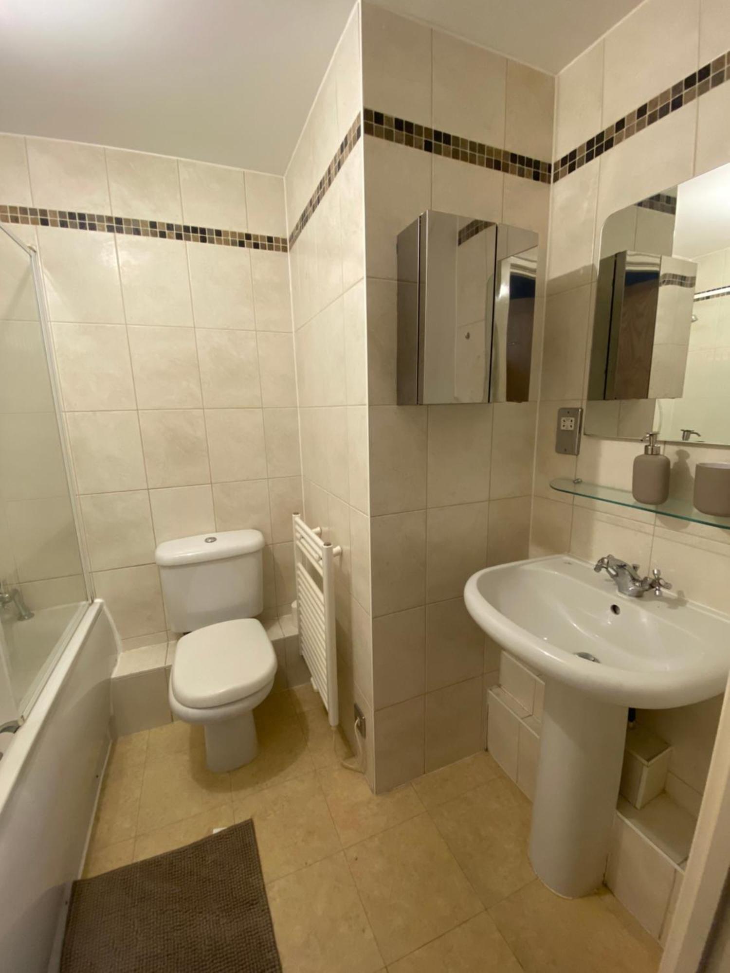 2 Bedroom Flat In Riverside West Апартаменты